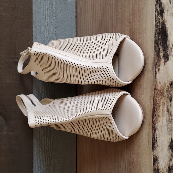 Tan heels - Picture 3 of 4